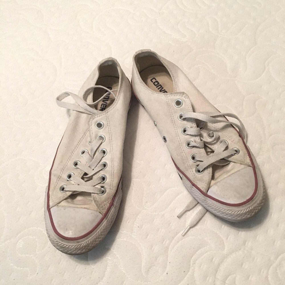 White Low top converse